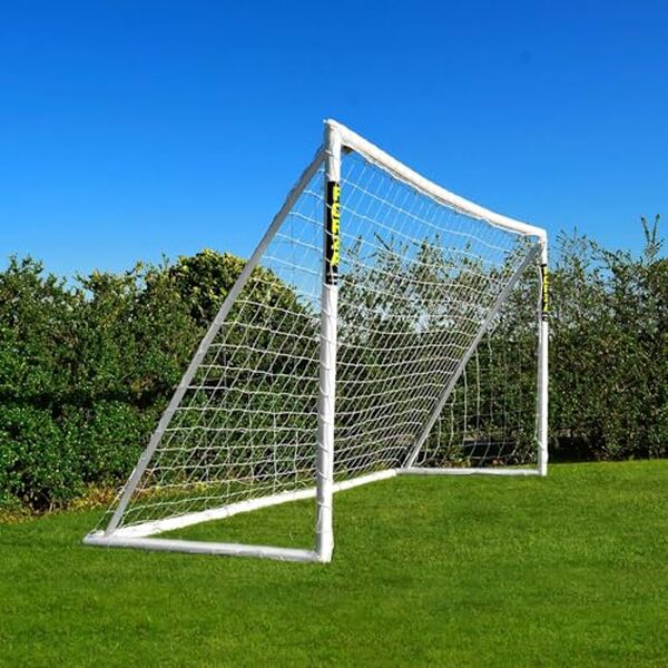 Découvrez notre test complet du but de football FORZA pour enfants : le modèle de 3, 7 m en PVC allie robustesse et facilité de montage pour des parties inoubliables.