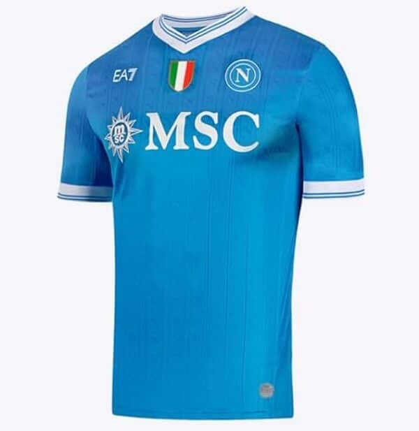 Plongez dans l'élégance du maillot SSC Napoli EA7 2027/2028 : un mélange de style et de performance qui séduit les passionnés de football et les amateurs de mode. Analyses et avis sur ce modèle incontournable.