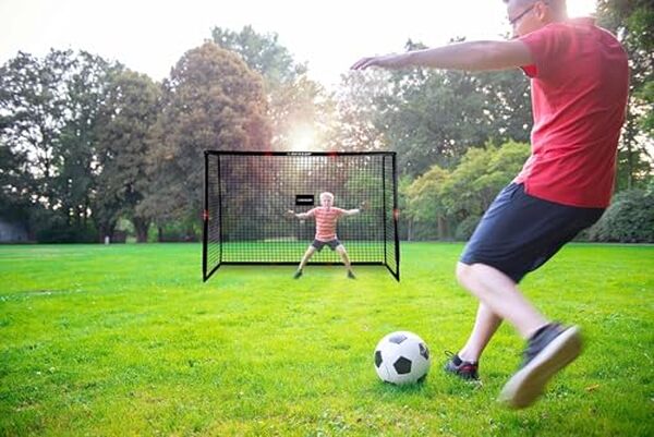 Découvrez notre test complet de la cage de foot Dunlop : montage rapide, facile et pratique pour divertir enfants et adultes. Parfait pour vos parties de football en famille.