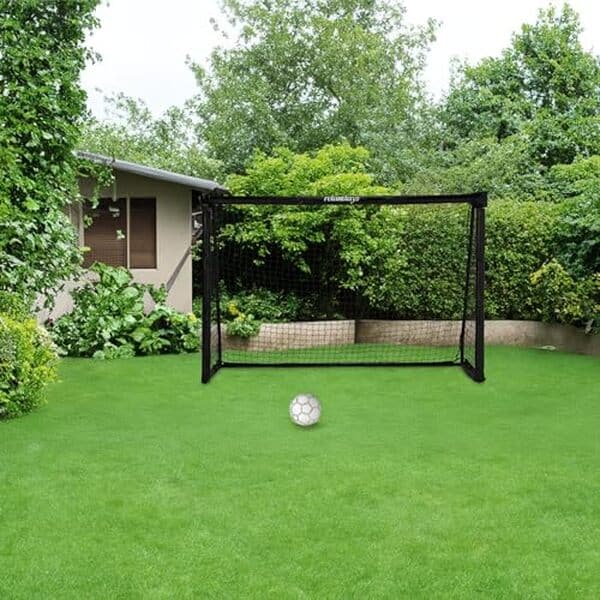 Découvrez notre analyse complète de la cage de foot Relaxdays pour votre jardin et trouvez le modèle idéal pour des jeux en famille.