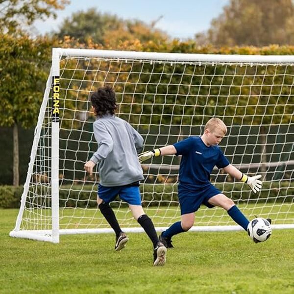 Découvrez notre test détaillé du but de football Forza 3, 7 m x 1, 8 m pour enfants : un équipement essentiel pour des entraînements réussis et des moments de jeu en plein air.