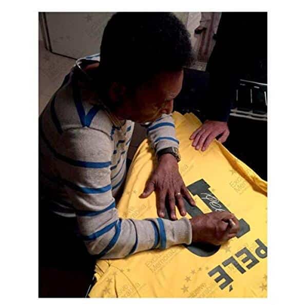 Découvrez l'authenticité et la passion avec ce maillot de foot du Brésil signé par Pelé, un bijou pour les collectionneurs et amateurs de football.