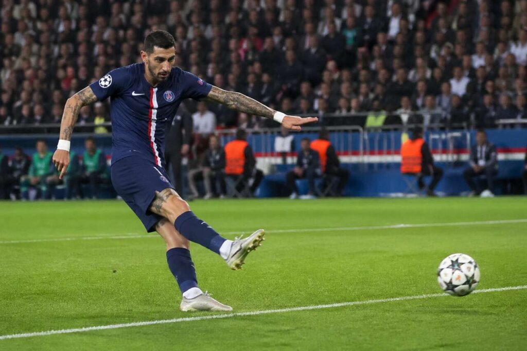 Centres et reprises au football : techniques essentielles