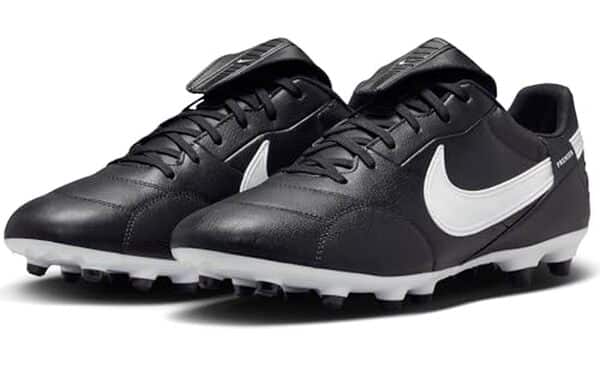 Découvrez notre analyse détaillée des chaussures de football Nike Premier III FG, alliant confort et performance sur le terrain pour les passionnés du ballon rond.