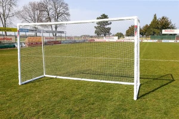 Découvrez notre test détaillé du but de foot POWERSHOT Pro 3.7m : performances, qualité de construction et durabilité face aux conditions de jeu intensives. 