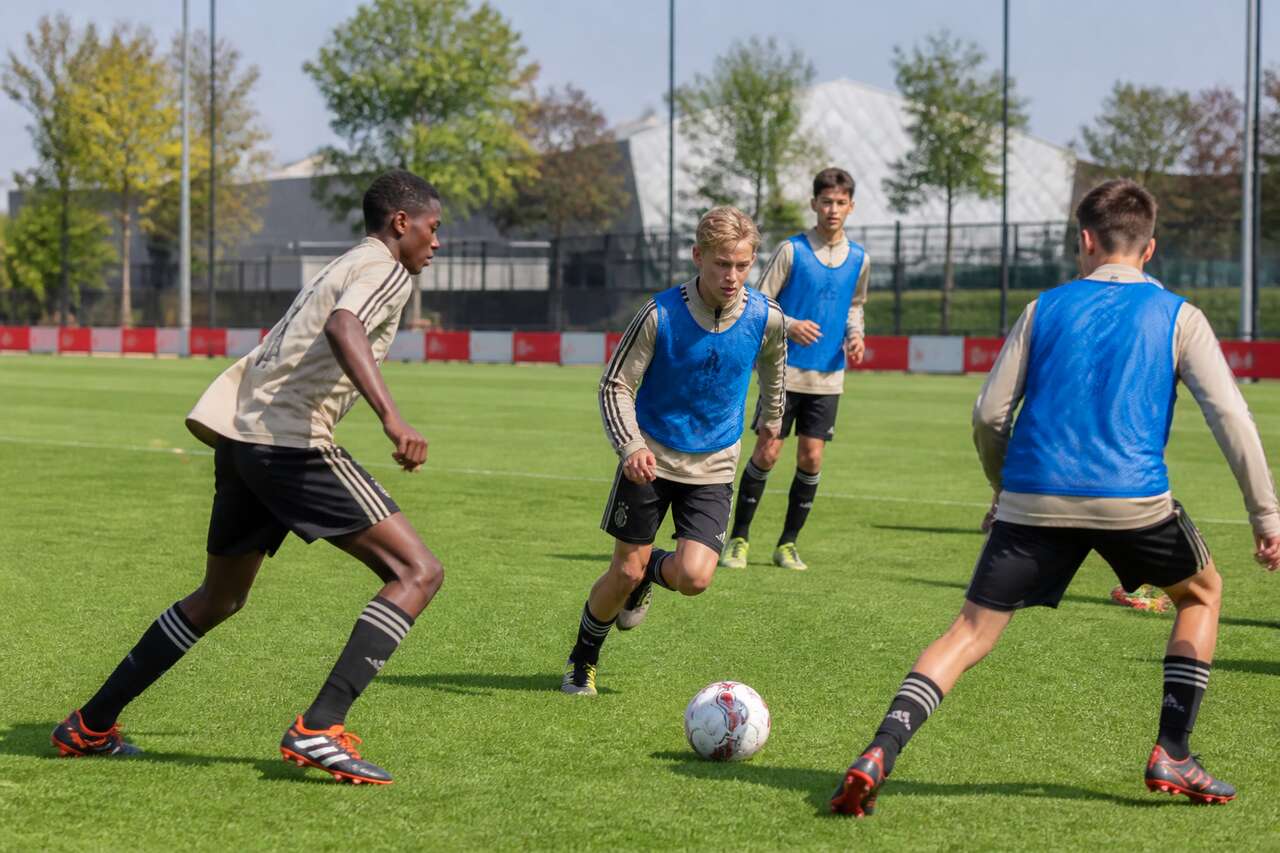 La formation continue des jeunes talents à l'académie de l'ajax La formation continue des jeunes talents à l'académie de l'ajax