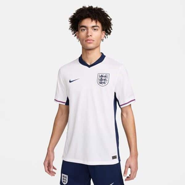 Découvrez notre test complet du t-shirt Nike FJ4285-100 blanc/bleu taille L : qualité, confort et style. Avis détaillé sur ce modèle incontournable.