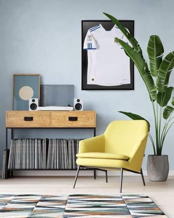 Découvrez notre test complet du cadre maillot Acaza 70x90cm, une vitrine 3D élégante en bois et verre acrylique pour mettre en valeur vos collections de maillots de sport.