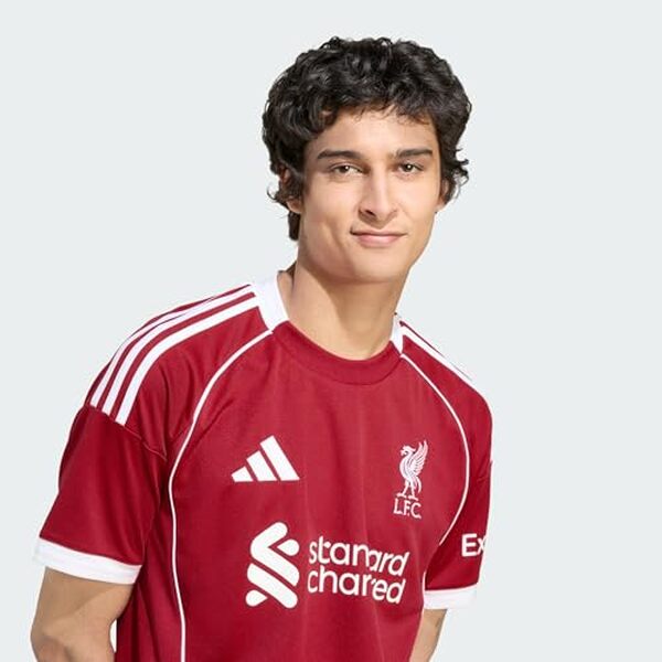 Découvrez notre test complet du maillot domicile Liverpool FC 25/26 Adidas : qualité, design et performances du nouvel équipement des Reds.