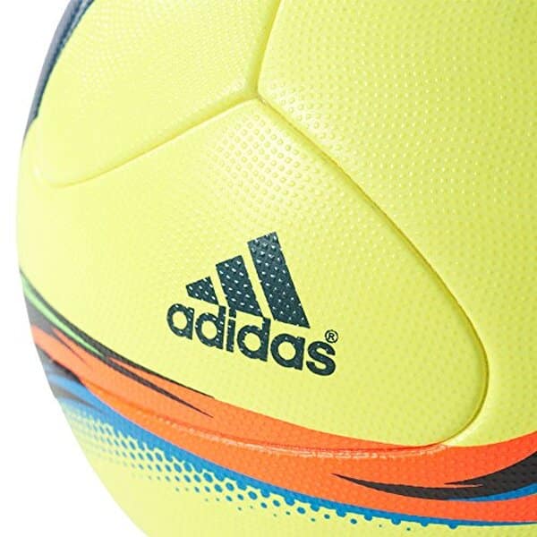 Découvrez notre test complet du ballon adidas Pro Ligue 1 officiel taille 5 : performances, qualité et avis pour les joueurs et collectionneurs.
