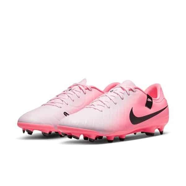 Découvrez notre test détaillé des chaussures de football Nike Legend 10 Academy FG/MG : confort, grip et durabilité sur terrain naturel et synthétique.