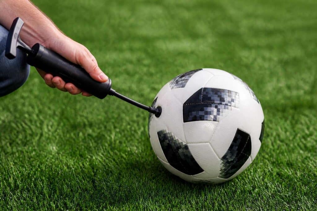 Conserver le ballon sous pression au football : astuces et techniques