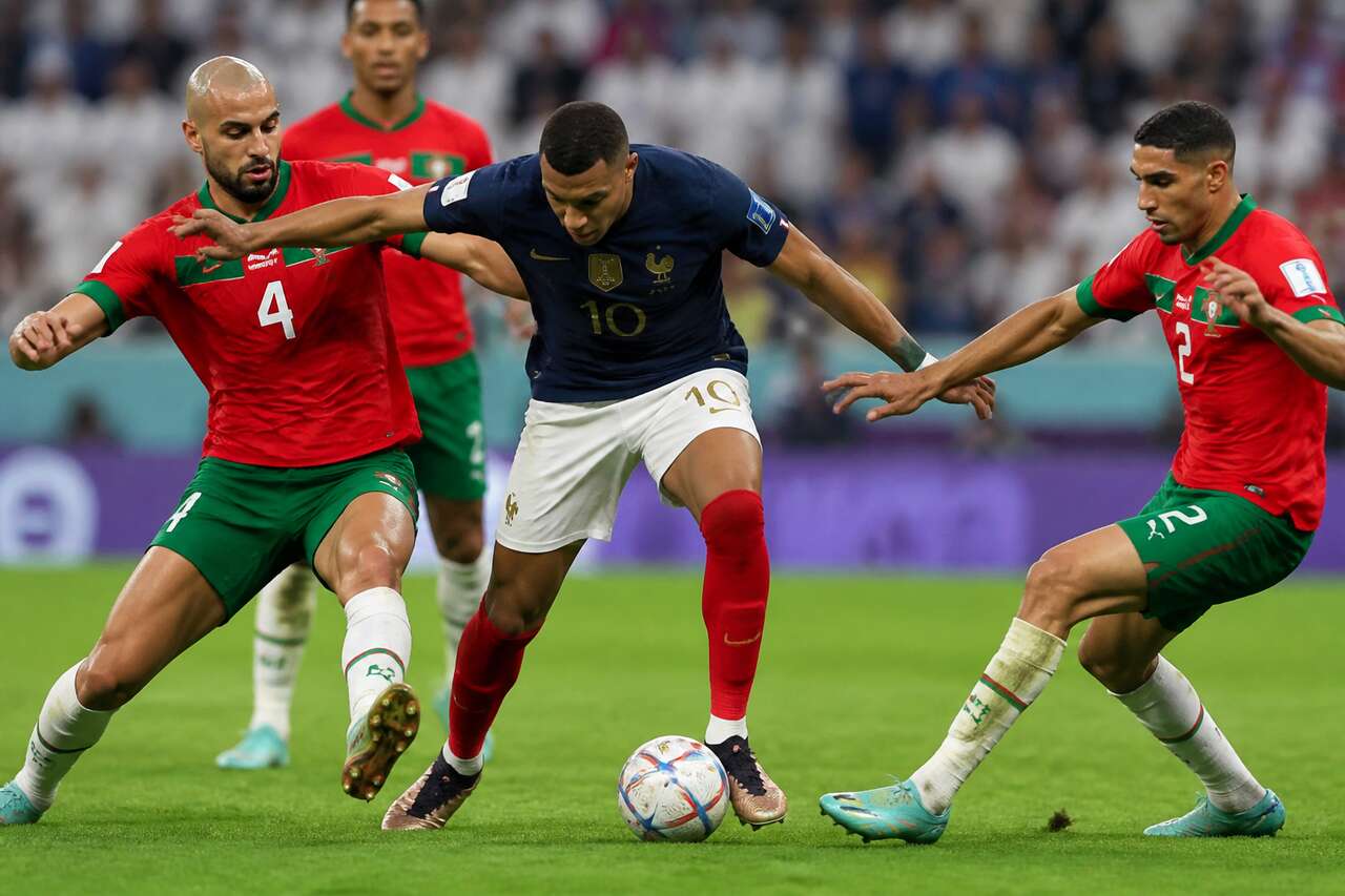 Comment conserver le ballon sous pression forte en football ?