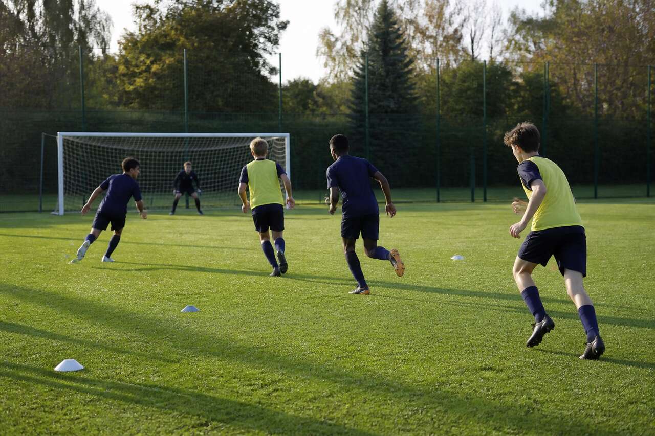 Exercice tactique U17 : repli défensif en football
