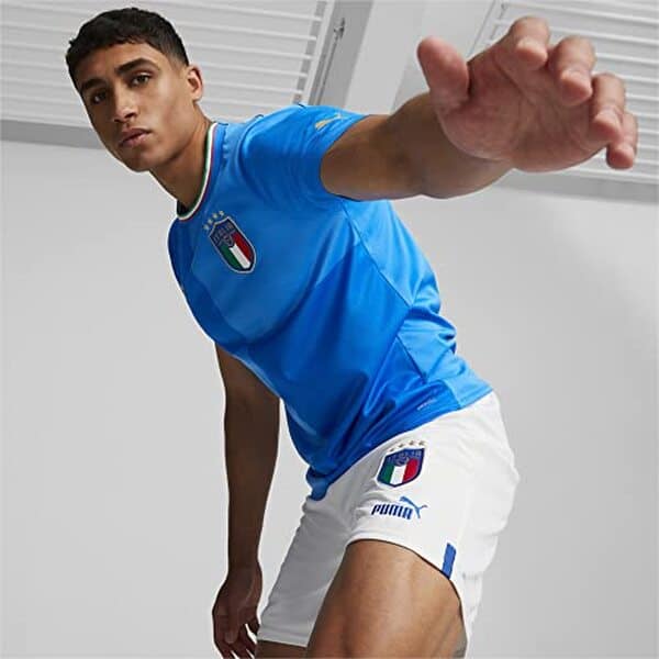 Découvrez notre test complet du t-shirt officiel Puma FIGC saison 2026/23 pour homme : qualité, confort et design de ce maillot de prestige.