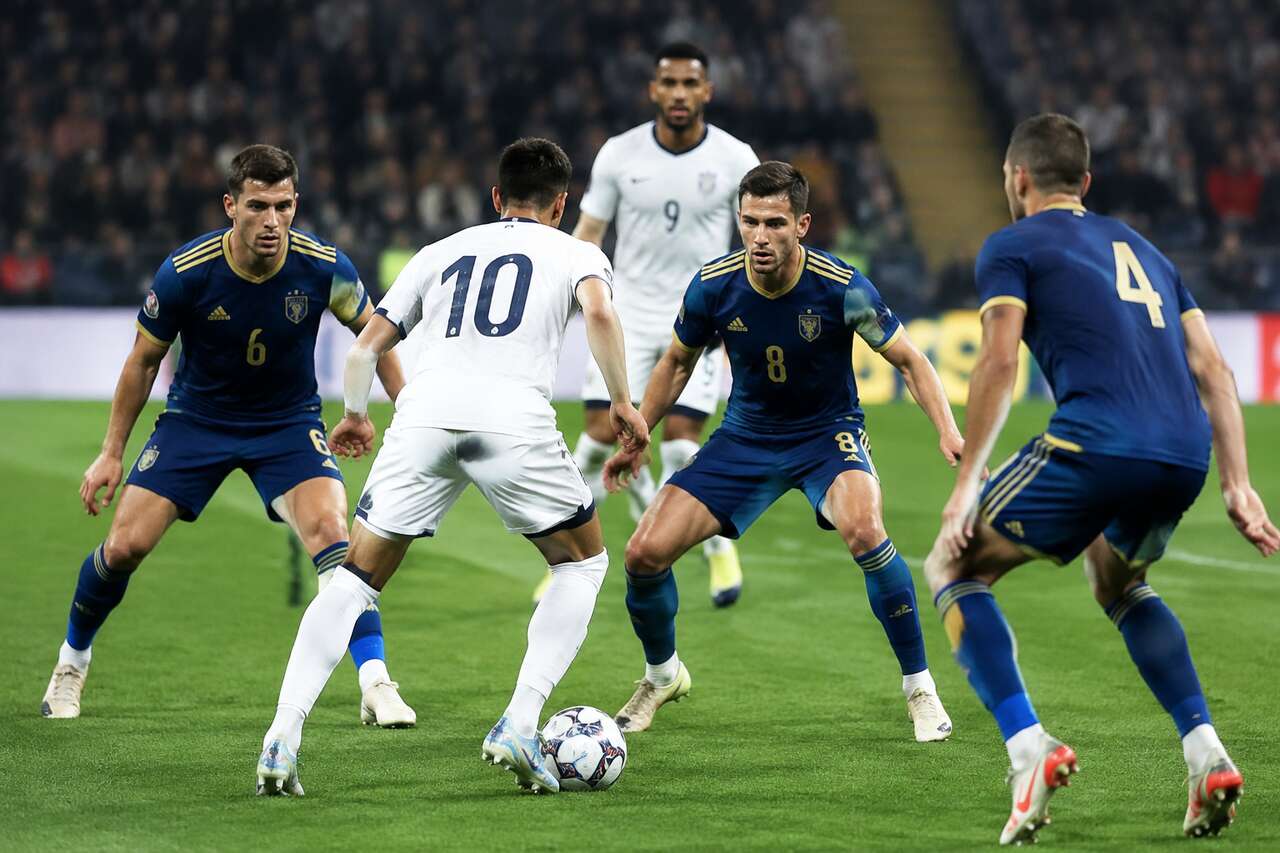 Emp&ecirc;cher l&rsquo;adversaire de jouer dans les intervalles : compacit&eacute;, marquage et pressing